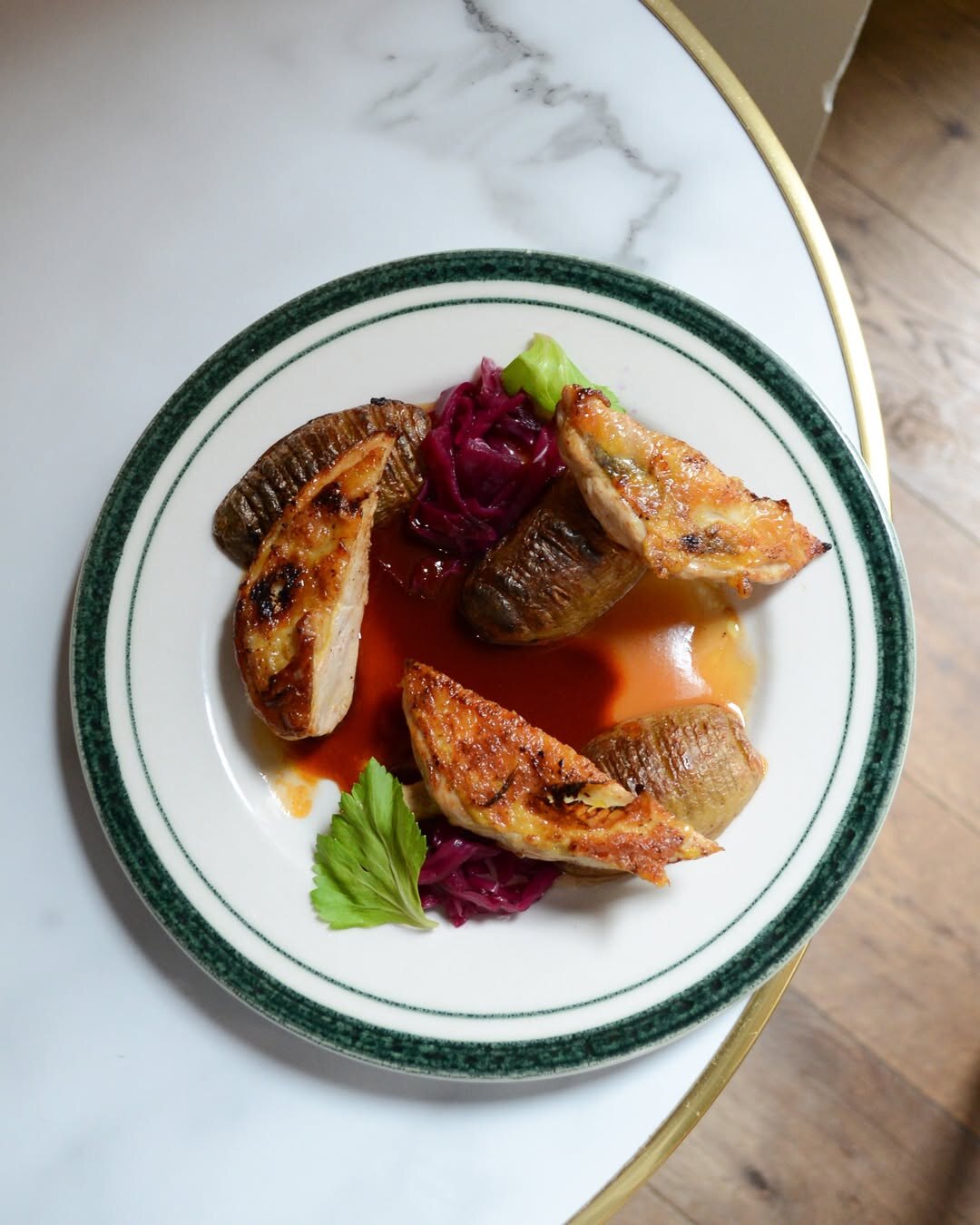 Pintade rôtie, chou rouge, pommes rôties et jus